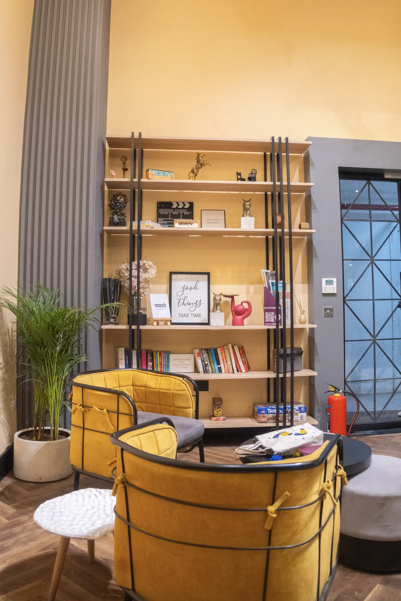 Jhandewalan interior 5